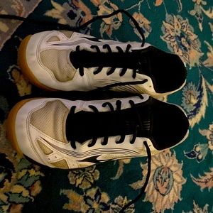 Mizuno volleyball shoes size 9.5